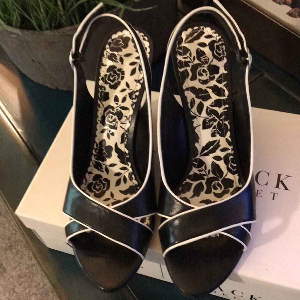 Ladies Sz 8 black/white heel